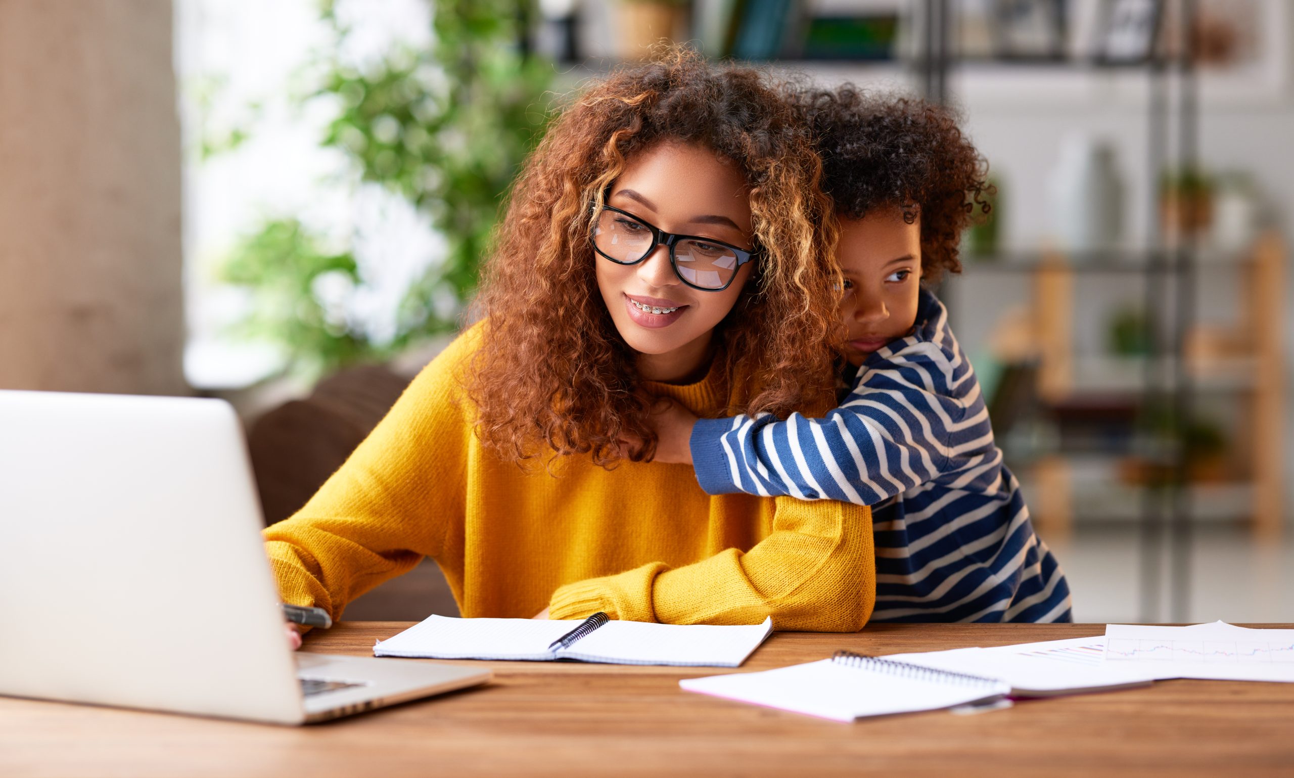 Image of a working mom and child for our FAQ on Is an Online Master’s in Marketing Degree Program a Good Choice for Working Adults