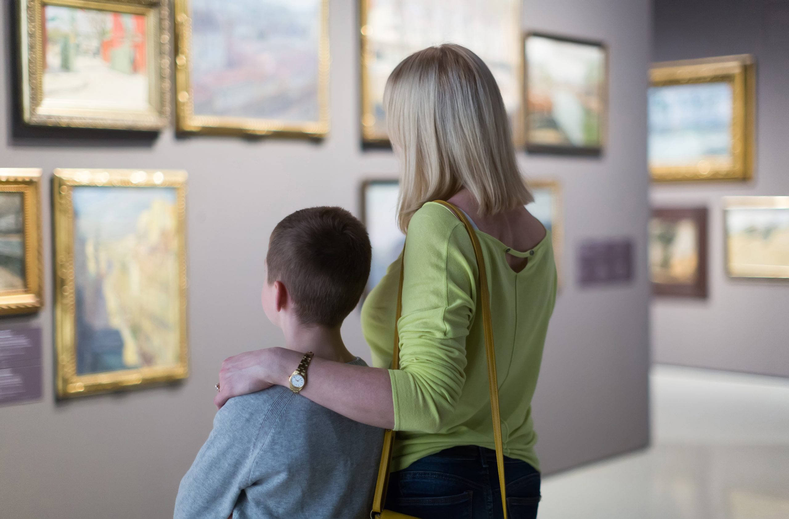 Image of museum visitor for our article on 5 Free US History Museums You Should Visit