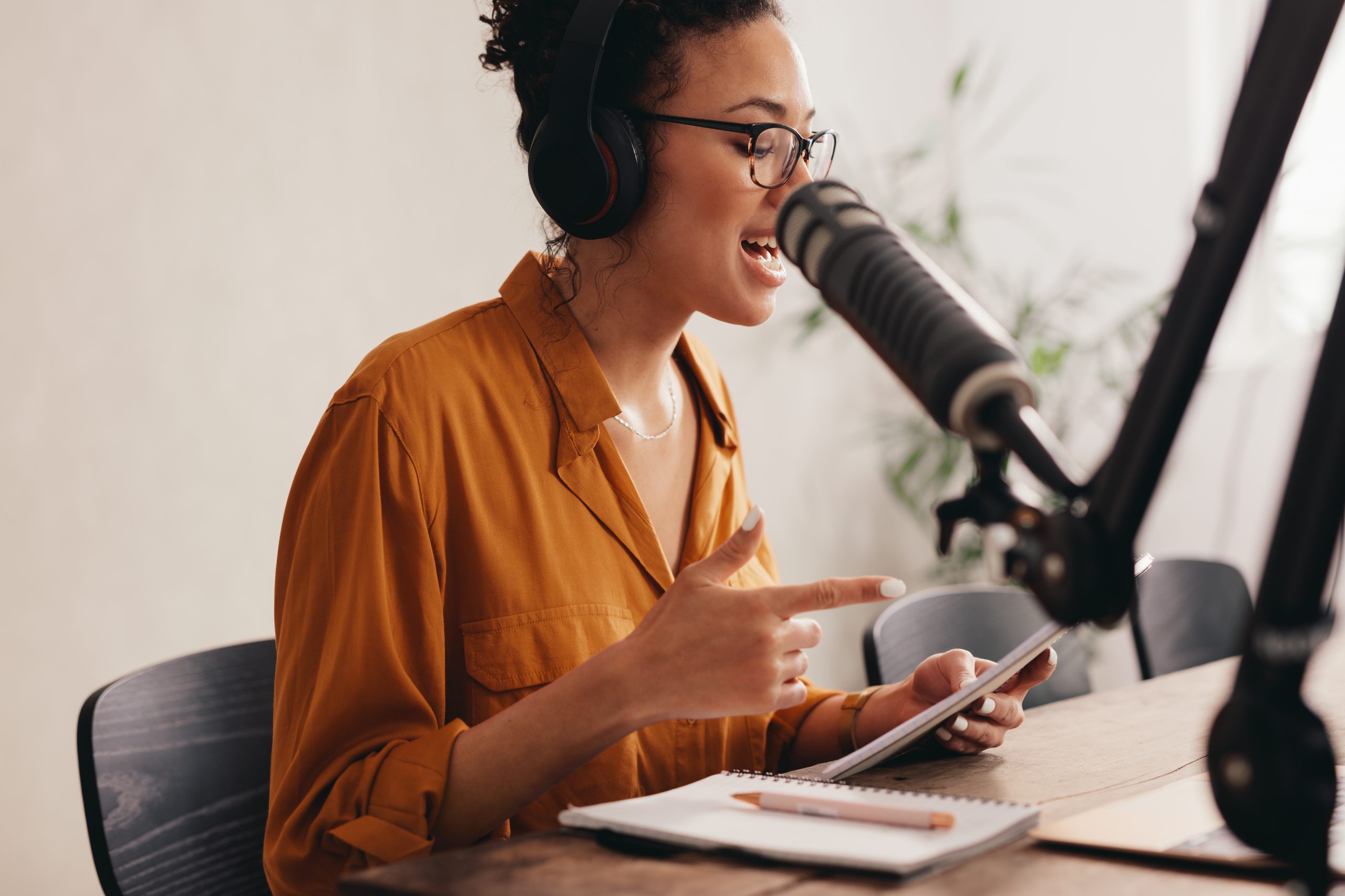 Image of female podcaster for our article on 5 Podcasts for Spanish Majors