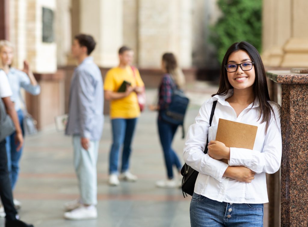 Image of college students for our FAQ on What is the Difference Between Liberal Arts Colleges and Universities?