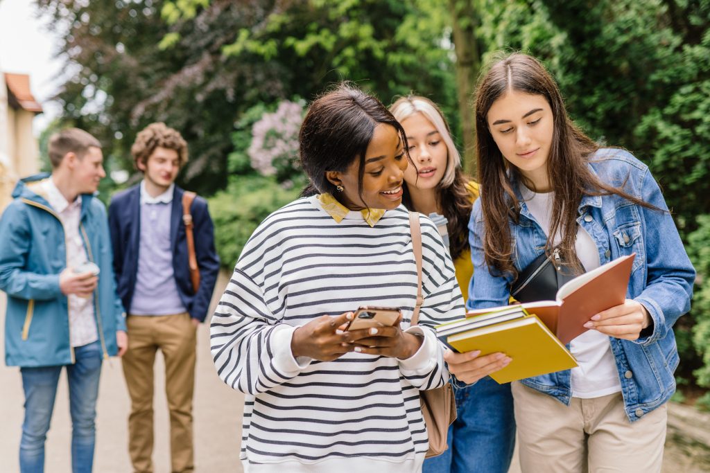 Image of college students for our FAQ on What is the Difference Between Liberal Arts Colleges and Universities